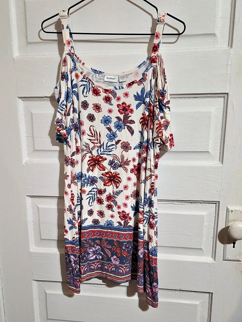 avenue Floral Blouse in White, Red & Blue Size 18